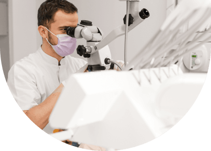 Lecznenie kanałowe pod mikroskopem w Tychach